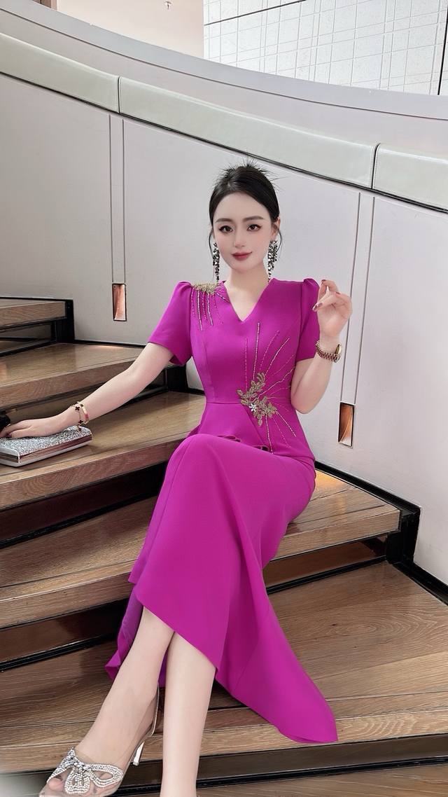 夏季新款连衣裙 品牌：钉珠系列 工艺：重工钉珠 颜色： 红色 紫色 码数：S～ L