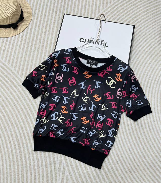 Chanel2024Ss夏季新款彩印双c短袖上衣 定制进口纱线织造 活性印花工艺 彩色双c装饰 高级洋气 前后满印 夏天随便穿都很出彩！选用高比例棉纱线手感柔软