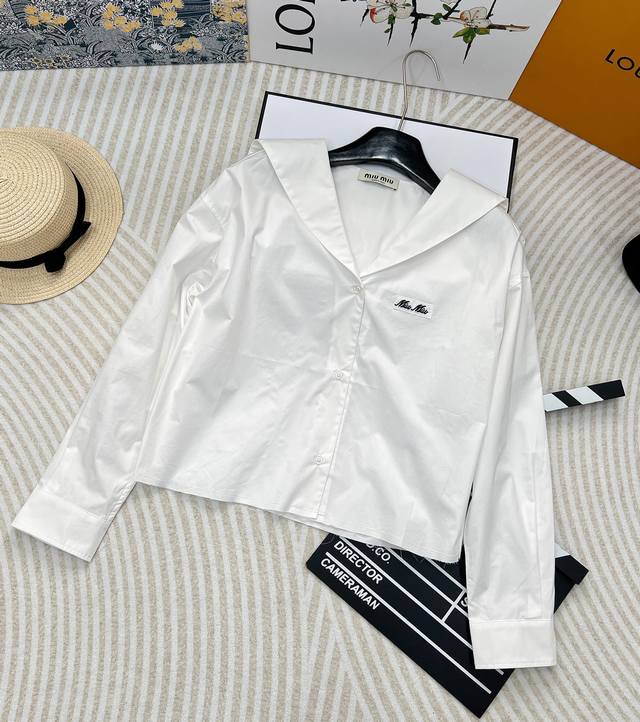 Miumii24Ss白色海军领徽标长袖衬衫，不可抗！设计感max 衬衫 无论什么年龄什么气质的人都能够狠好驾驭 设计感满满的，海军领，纯白衣身，穿上尽显不凡 纽