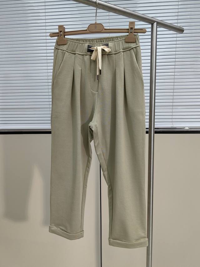 码数：S-M-L Bc同款九分卫裤 材质与旅行装系列的休闲随性风格相遇，让您在放松时光也拥有几多惬意的时尚。这款薄棉弹运动衫将运动元素与珍贵细节和谐组合：弹性修