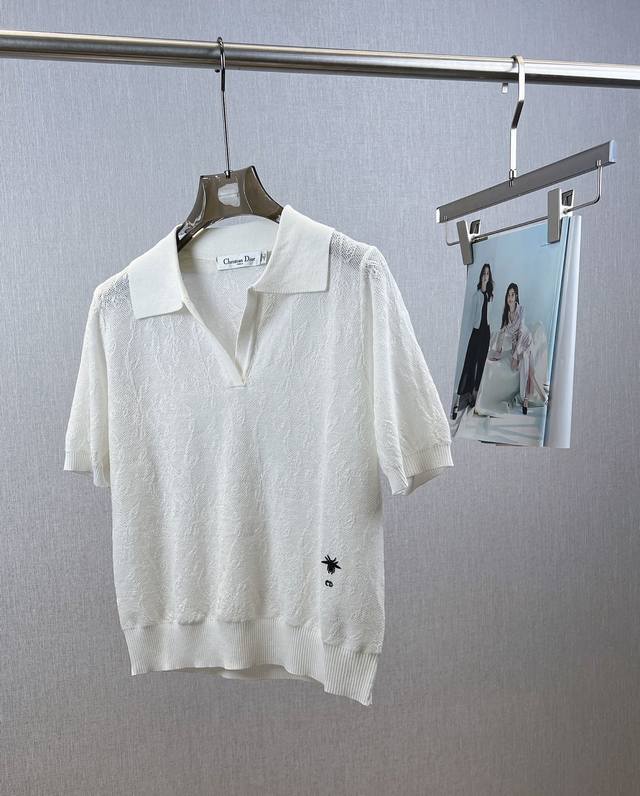 Cd 初夏新款 Polo领针织衫，进口纱线质感柔软细腻，舒适透气。定制小蜜蜂，版型上身巨显瘦。时尚单品，白富美必入 颜色：白色 Size：S M L 实拍图