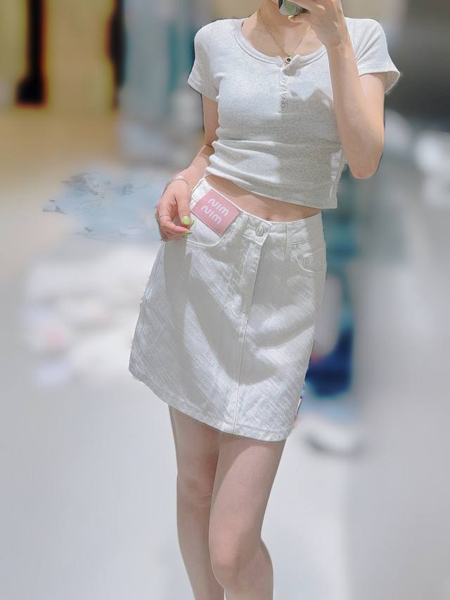Miu字母牌白色提花a字短裙 面料舒适柔软有质感 版型上身效果超显瘦 Smlxl