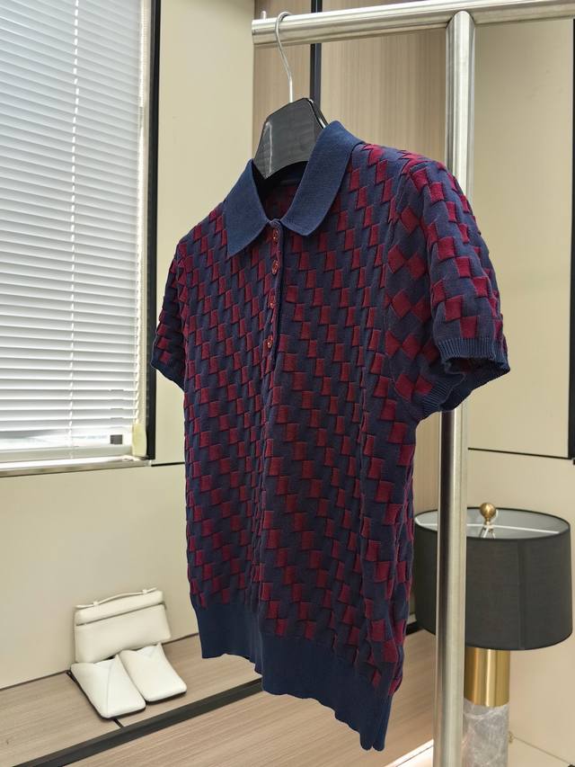 码数：S-M-L 短袖针织衫，门襟酒红色纽扣，面料轻薄紧实，这款采用正反单面交替做出的这种立体波浪的效果，好特别的一款！ L家格纹提花polo衫