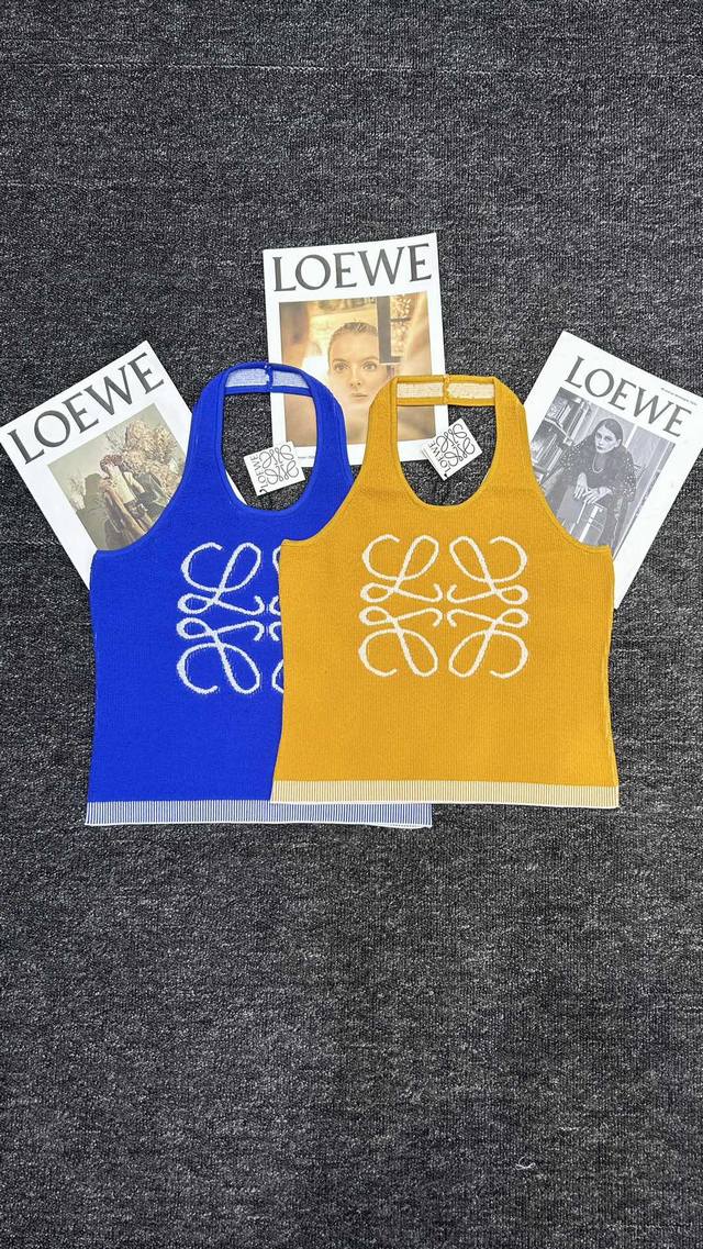 Loewe＆罗意威徽标提花挂脖背心，时尚与经典的完美结合。精选面料，舒适透气，提花工艺展现精湛技艺。挂脖设计，彰显独特魅力，是女性衣橱的必备之选。 三码两色现货