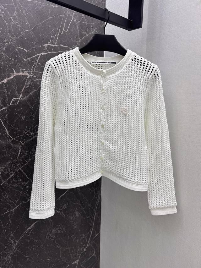 Aw 24Ss 春夏新品镂空针织设计圆领开衫 刺绣字母点缀简约高级 闭眼入的好穿 短款修身的版型上身巨显瘦 对各种身材都很友好显出比例线条 穿搭时髦感十足 基础