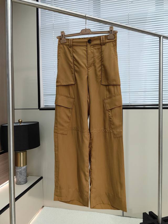 码数：S-M-L 天丝莱赛尔工装裤 面料来自意大利进口莱赛尔纤维，光泽自然温润，柔韧有筋骨、轻薄凉爽、吸湿透气有丝绸的悬垂性和柔软感，强度高。面料经丝光、染前酶
