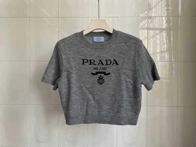 Prada普拉达新款刺绣logo圆领短袖上衣sml现货供应