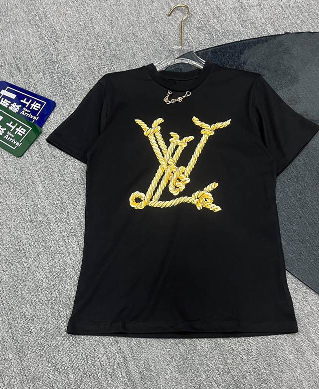 Louis Vuitto*2024新款夏季短袖t恤，加上领口链条，青春活力 减龄洋气十足。两色sml