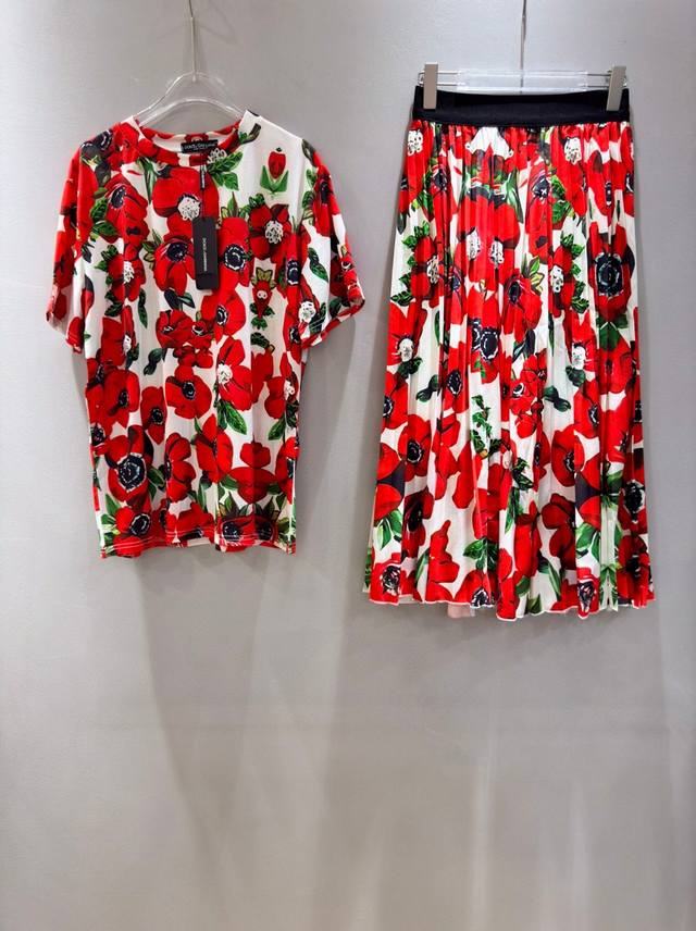 套装dg杜嘉班纳 红色花朵印花短袖t恤＋百褶裙 两件套。超级大爆款尺码:Smlxl