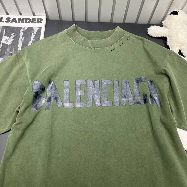 Balenciaga 巴黎世家 城市绿胶带t恤，最高版出货，美文胶带贴纸元素爆款延伸，这次印花采用立体发泡技术，黑色网格胶带纸叠加效果，增加质感。定织定染的绿色