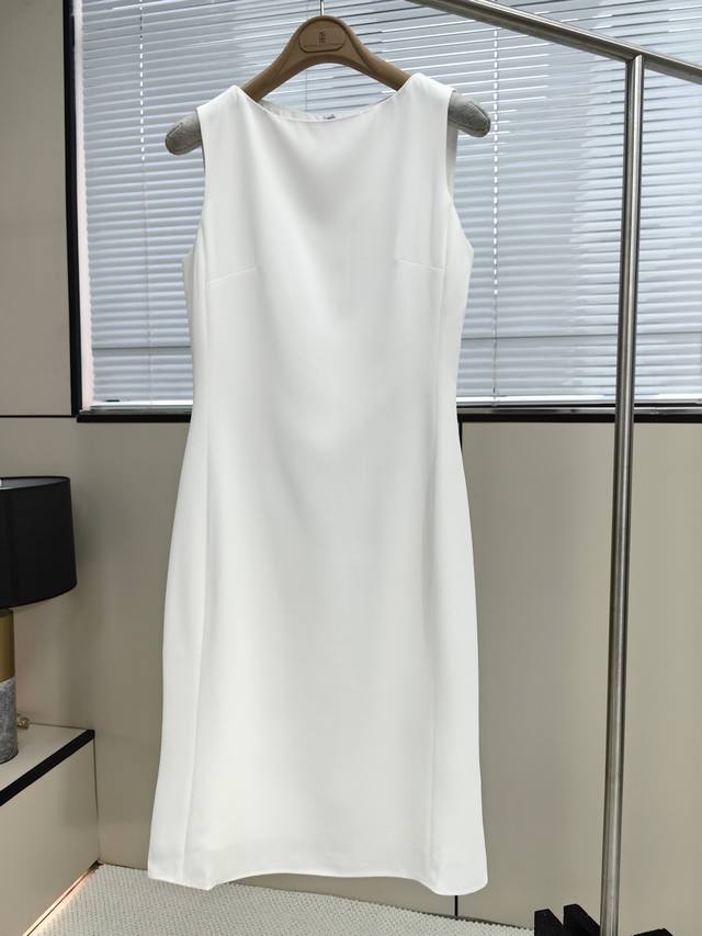 码数：S-M-L 醋酸修身连衣裙 两色 面料采用日本进口三醋酸纤维混纺材质，轻薄透气，垂坠顺滑好打理。 高配比的醋酸纤维恰到好处，光泽柔和自然，看上去篙级又有质