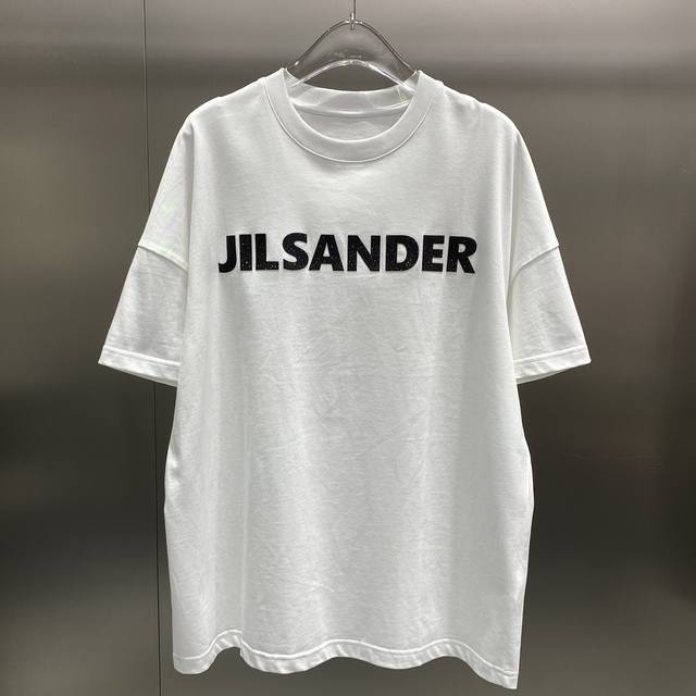 Jilsander新款 亮粉细闪经典大字母短袖 Blingbling的细闪设计 让普通的纯色t瞬间出彩 简直就是潮人必备 看似简单实则细节满满 让人一看就想拥有