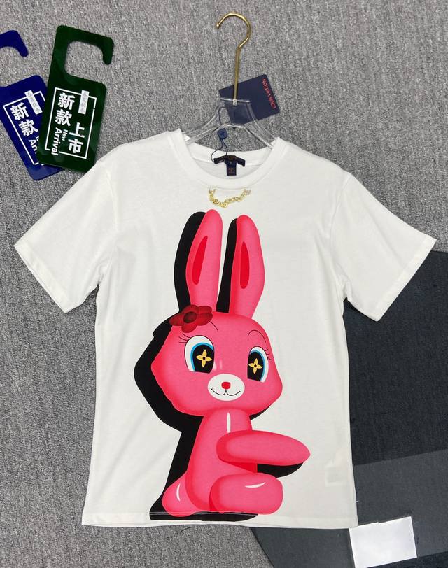 Louis Vuitto*2024新款夏季大兔子印花短袖t恤，加上领口链条，青春活力 减龄洋气十足。单色sml