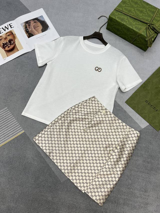 高品质gucci*2024夏季新款 圆领纯棉短袖t恤刺绣双g字母 搭配双g印花双排扣半裙 时尚休闲套装高品质sml