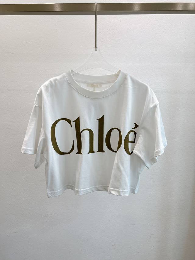 新款发售 Chloé 24Ss春夏新款短袖字母印花圆领短装短袖t恤！专柜正当时热售！搭配各类小短裙or小短裤一整个青春无敌！巨好看的一件！尺寸sml