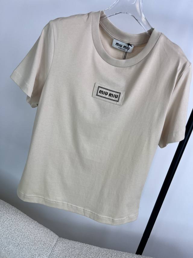 新款 ！Miumi*2024夏季新款， 徽标短袖t恤，纯棉面料，简单干净， 版型随身，洋气百搭！ 三码！