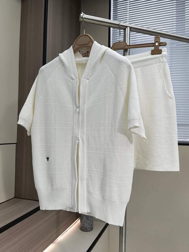 套装 码数：S-M-L 衣橱白月光 优雅格调针织套装 白色绝对是衣橱中白月光一般的存在，不去附和潮流，成为经久不衰的经典风尚。