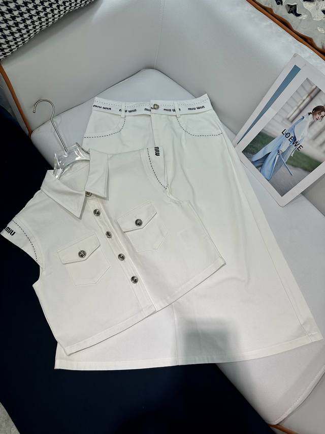 Miumiu 新款短款背心马甲+半裙套装 字母刺绣装饰 牛仔布材质 做工精致细腻 Sml