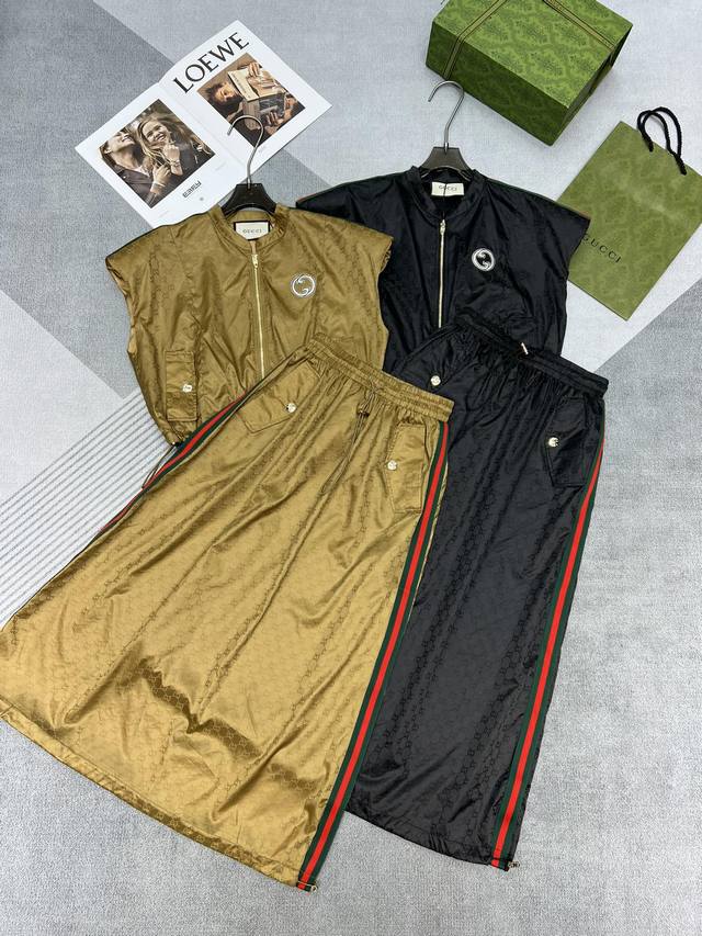 高品质gucci 2024夏装新款女士套装，马甲垫肩款立领拉链开合上衣，胸前互扣式双g刺绣贴饰，裁缝弹力抽绳底边，搭配松紧腰半裙，裙下摆可调节抽绳，提花面料柔软