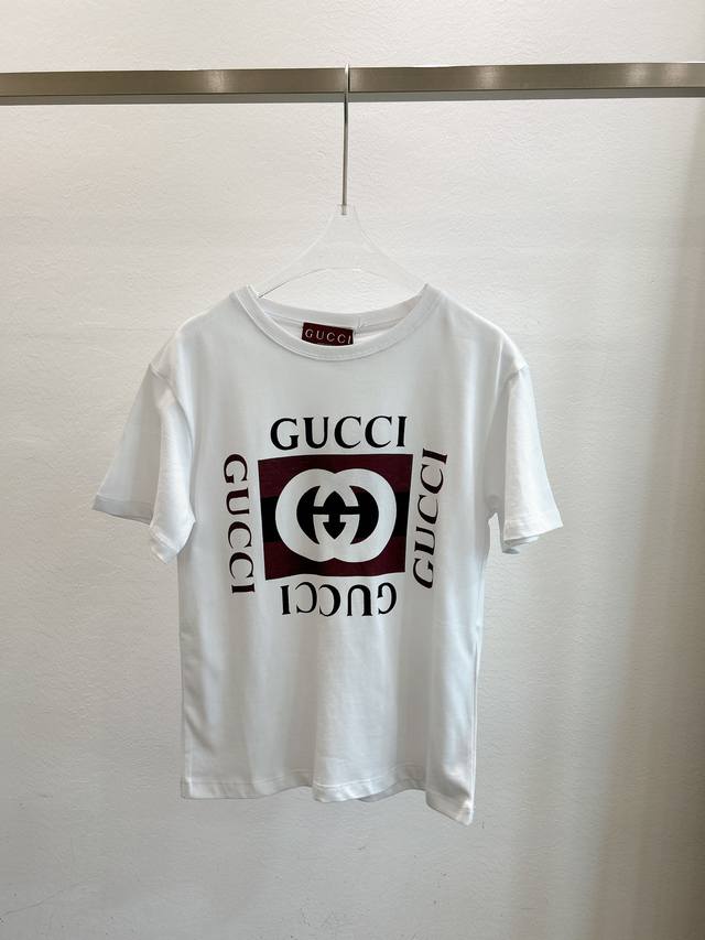 新款发售 Gucc* 24Ss春夏新款短袖方块字母印花圆领短袖t恤让这件t是件既舒服又极简清新 一件搭所有 一整个上身就是减龄少女纯棉材质配合常规版型简直不要太