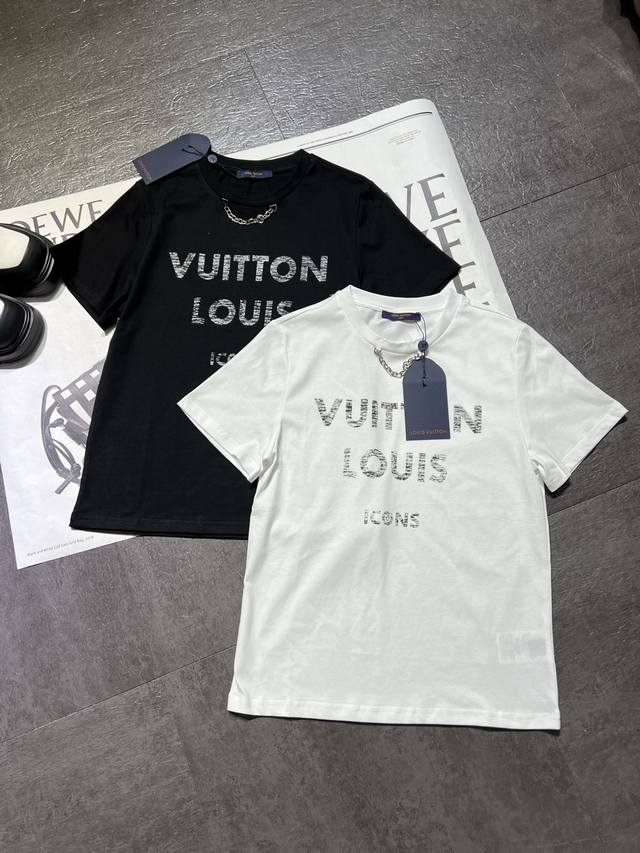 Louis Vuitto* 24Ss春夏新款 经典回归字母印花短袖t恤 Zp￥6540购入p 本款t恤为闲适格调融入品牌的经典元素柔软的棉质针织印有品牌图案，穿