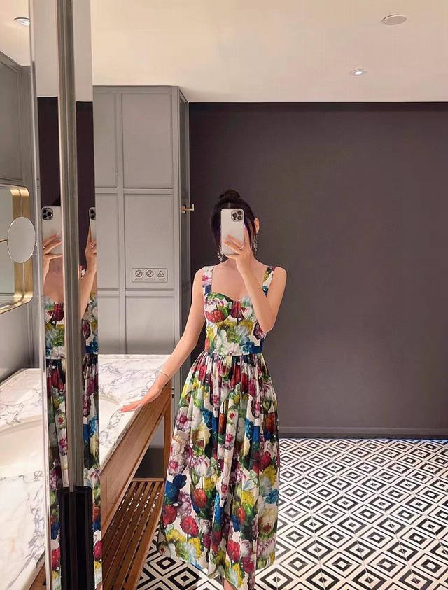 Dolce & Gabbana杜嘉班纳女士彩色油画花朵印花立体罩杯收腰性感显瘦大摆度假中长款纯棉吊带连衣裙。Smlxl
