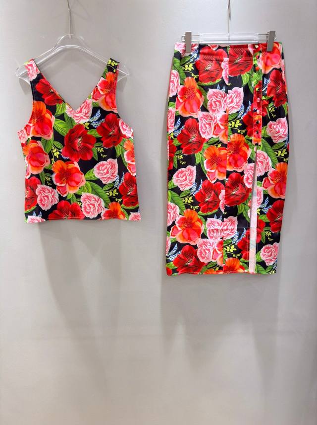 套装dolce & Gabbana 女士 新品红色花朵花包扣饰性感开叉设计半身裙＋花朵背心上衣 套装两件套。Smlxl