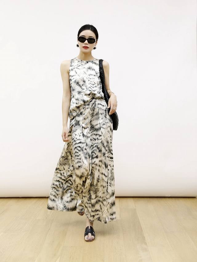 套装 抽象动物纹印花 素绉缎简约背心＋高腰半身裙套装。码数:Smlxl