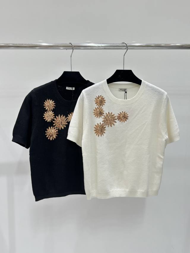 Miu家 春夏经典款 金属珠片拼接花朵针织短袖 颜色：白色 黑色 尺码：36.38.40