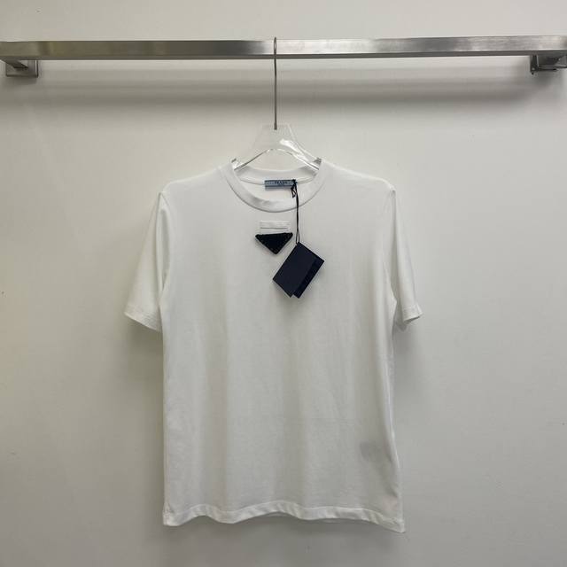 24新品 经典不过时 这款棉质t恤采用oversize剪裁，彰显摩登魅力。宽松版型，三角形徽标点缀水钻，塑造优雅的三维立体效果。 ：白色 ：