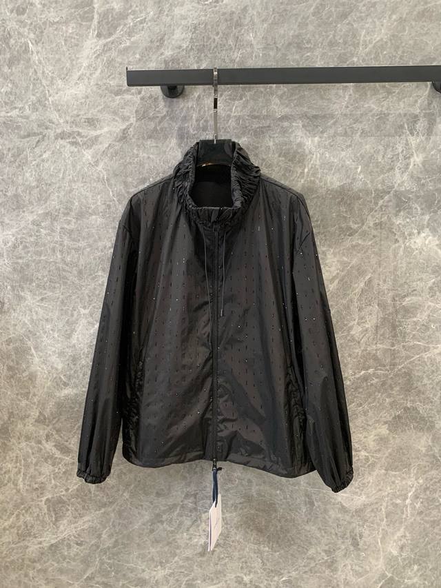 Moncle* 24Ss春夏新品！闪钻薄款防晒外套 Yb定制专属防风防晒材质，整件衣服工艺复杂繁琐，让时髦也可以很方便，定制高品质工艺，品牌章仔融入，朝气又减龄