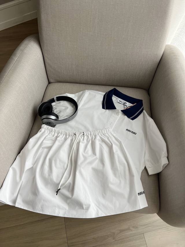 Miu白衬衫套装 颜色：白色一套 上衣+短裙 尺码：Sml
