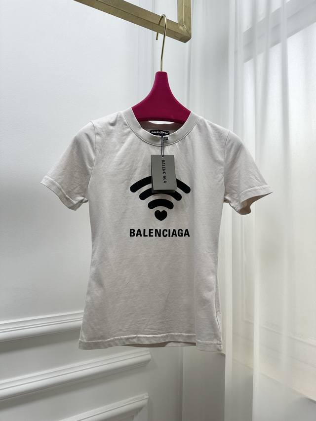 Sml， Blcg今年的520限定wifi短袖t恤 这个设计yyds 将wi-Fi与爱心巧妙联结呈现有爱瞬间，用多样化的比心手势来表达爱 在简单日常之中，爱就能