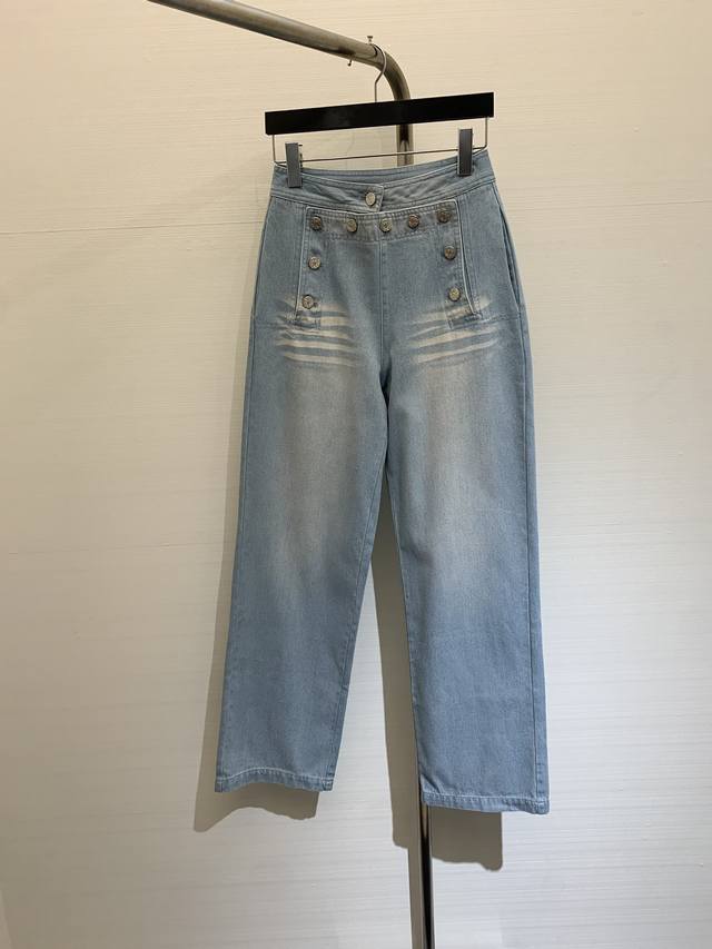Chane* 2024 夏季最新款 牛仔长裤，一系列同步在售，Yb定制高级斜纹纯棉牛仔布面料，定制的布料纹理感高级而且细腻很舒适，版型真的太减龄，这个浅天蓝色也