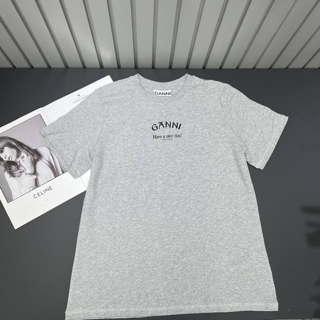 Ganni T恤，简约时尚，轻松打造潮人范儿，这次要分享的是一款超级有型的ganni T恤，简约而不简单，让你轻松穿出时尚感，这款t恤是灰色的，非常百搭，适合各