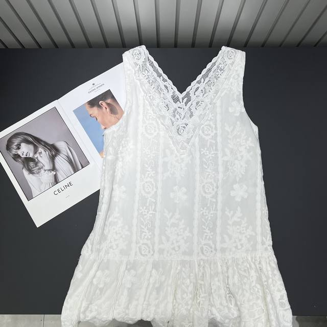 Ice Dust设计师品牌蕾丝拼接不对称背心连衣裙，度假穿搭，整件衣服都是花朵刺绣设计，精致美丽，白色系温柔气质，裙摆不对称设计非常灵动，太好看了，深v领展现美