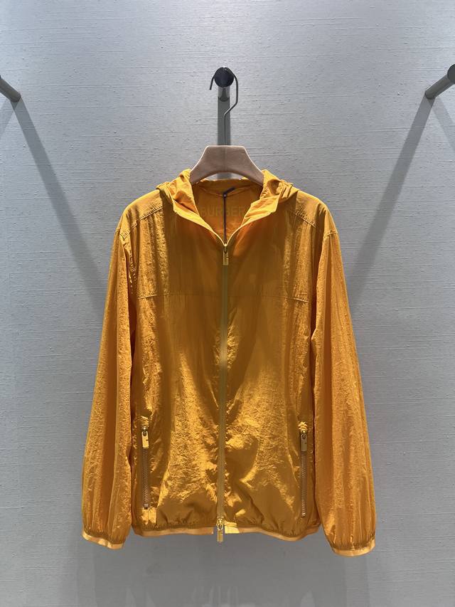 Bur*Erry 24Ss春夏最新款 橙黄色连帽防晒衣夹克外套 独特的网布里衬设计，宽松版型完全不挑身材！包容性好遮肉显瘦！透气又舒适，即使在炎热的天气里也能让
