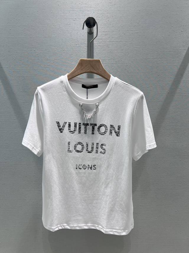 Louis Vuitto* 24Ss春夏新款 经典回归字母印花短袖t恤 Zp￥P6500购入 本款t恤为闲适格调融入品牌的经典元素柔软的棉质针织印有品牌图案，穿