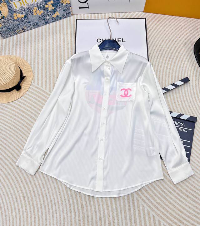 Chanel24Ss小香中古印花衬衫。没有什么时髦是一件衬衫搞不定的 这款真的是仙女衣橱必备款 时髦又显瘦 实至名归的百搭王！又清爽又贵气，别具一格的设计师风格