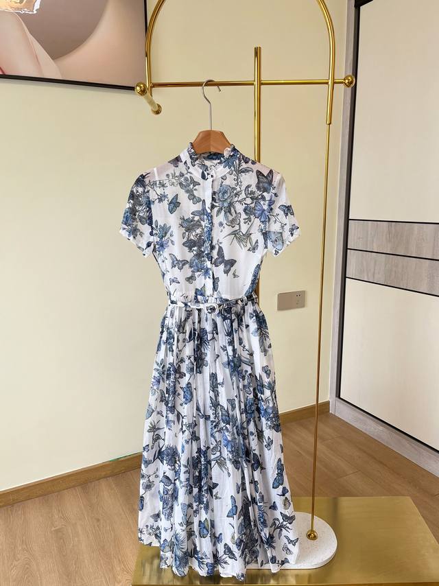 Dior 迪奥 同款蝴蝶花卉连衣裙 白色和蓝色的印花图案以优雅缤纷色彩突显蝴蝶和花卉可以穿出比较休闲的风格也可以正式！第一眼就被种草了！ 采用100%棉面料，特