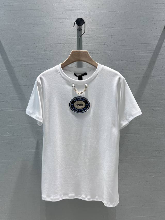 Louis Vuitto* 2024春夏最新款 印花领口链条圆领短袖t恤 领口的 Lv Circle 链条再添品牌元素 上身就是满满的时髦高级本款棉质 T 恤