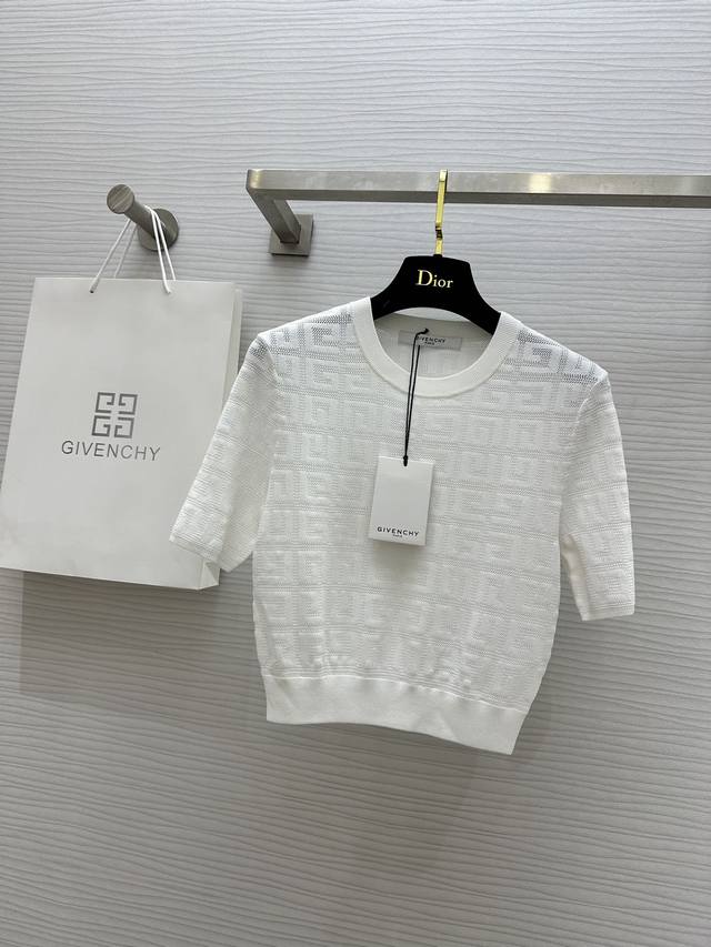 Givench2Ss针织上衣 优雅永不过时 精致、优雅、高贵、随性，完美融入不同风格 单穿还是内搭都是绝佳选择 高品质定制 现货首发size：S M L M码肩
