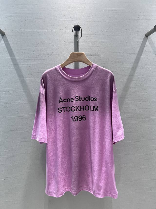 Acne Studio* 24Ss春夏最新款 脏粉色1996印花做旧短袖t恤 采用棉质面料制成，饰有喷涂复古妆感宽松的中性版型和臀部长度。印章徽标、做旧领口、袖