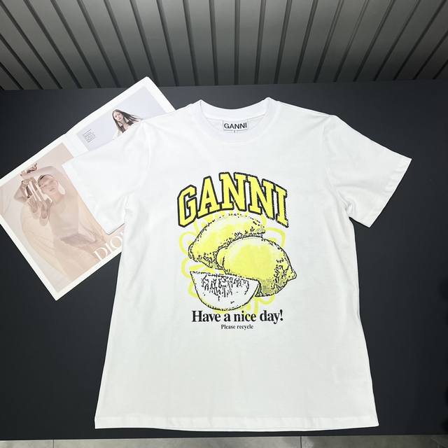 Ganni 2024春夏柠檬图案印花短袖，趣味柠檬漫画全棉短袖t恤，经典款小圆领，采用简洁素净的复古白，表面带有细细的坑条，能够很好的包裹身形，上身非常显瘦，保