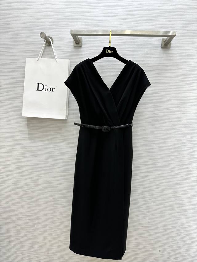 Dio2Ss春夏最新款 优雅气质连衣裙 黑色系非常百搭 百分百的抬气质 经典的d家剪裁版型 高腰线拼接 下摆是开叉裙摆设计 上身裙型非常好看 显瘦功能在线 高品