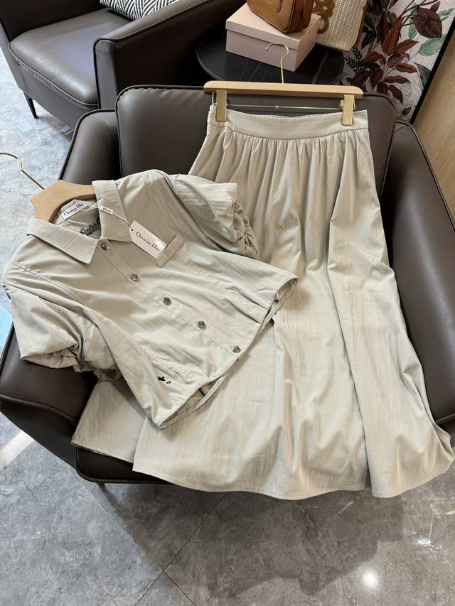Xc0111#新款套装 Dior 刺绣小蜜蜂 短袖上衣半裙套装 米灰色 Sml