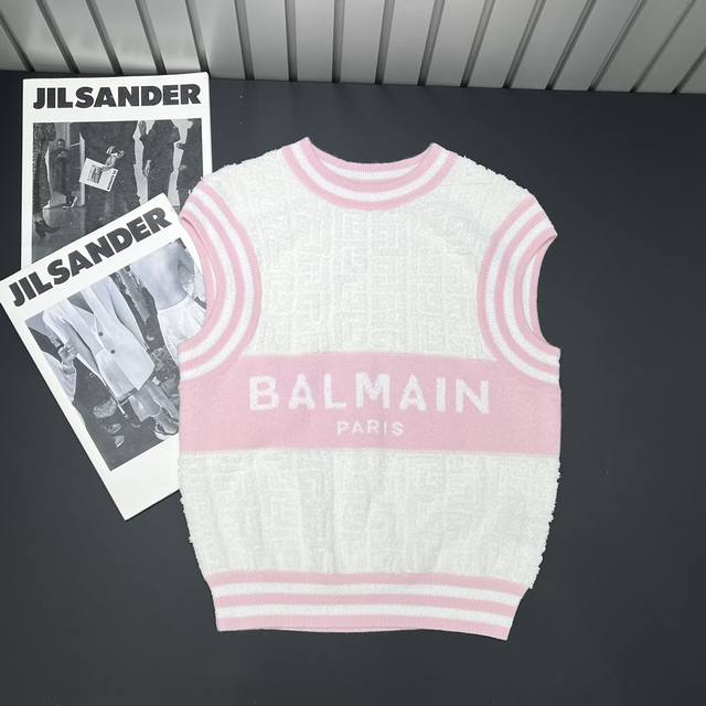 Balmain巴尔曼24早秋新品交织字母网眼针织女士背心，超级适合夏季穿的针织衫，温柔而坚韧的针织之美加上清凉透气的镂空设计，想必没有哪个女生可以拒绝它，胸前的