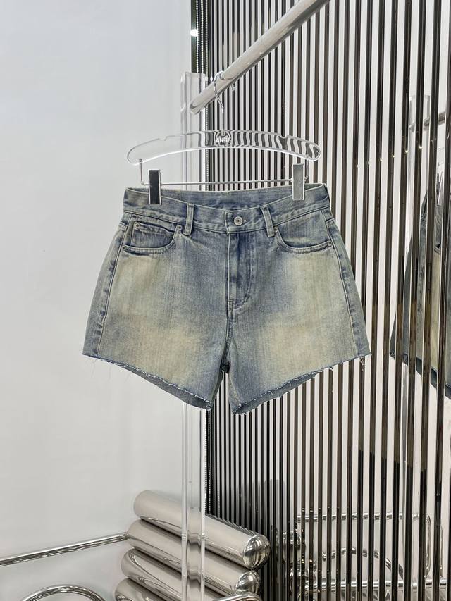 新款！最新ba 24New 洗水做旧牛仔短裤。尺码：Sml。