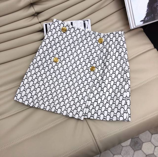 强烈推荐 24年新款 Gucci 高腰金扣半裙 黑白印花元素点缀 定制联名金色扣 版型超级奈斯 码数sml。