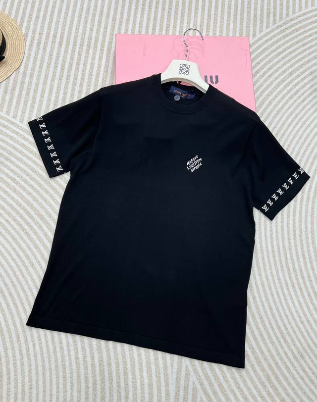 Louis Vuitton24Ss字母袖圆领毛织短袖，纯棉毛料、标准版型、胸前呈 Marque Vuitton Deposee 提花、衣袖呈现迷你lu提花、罗纹